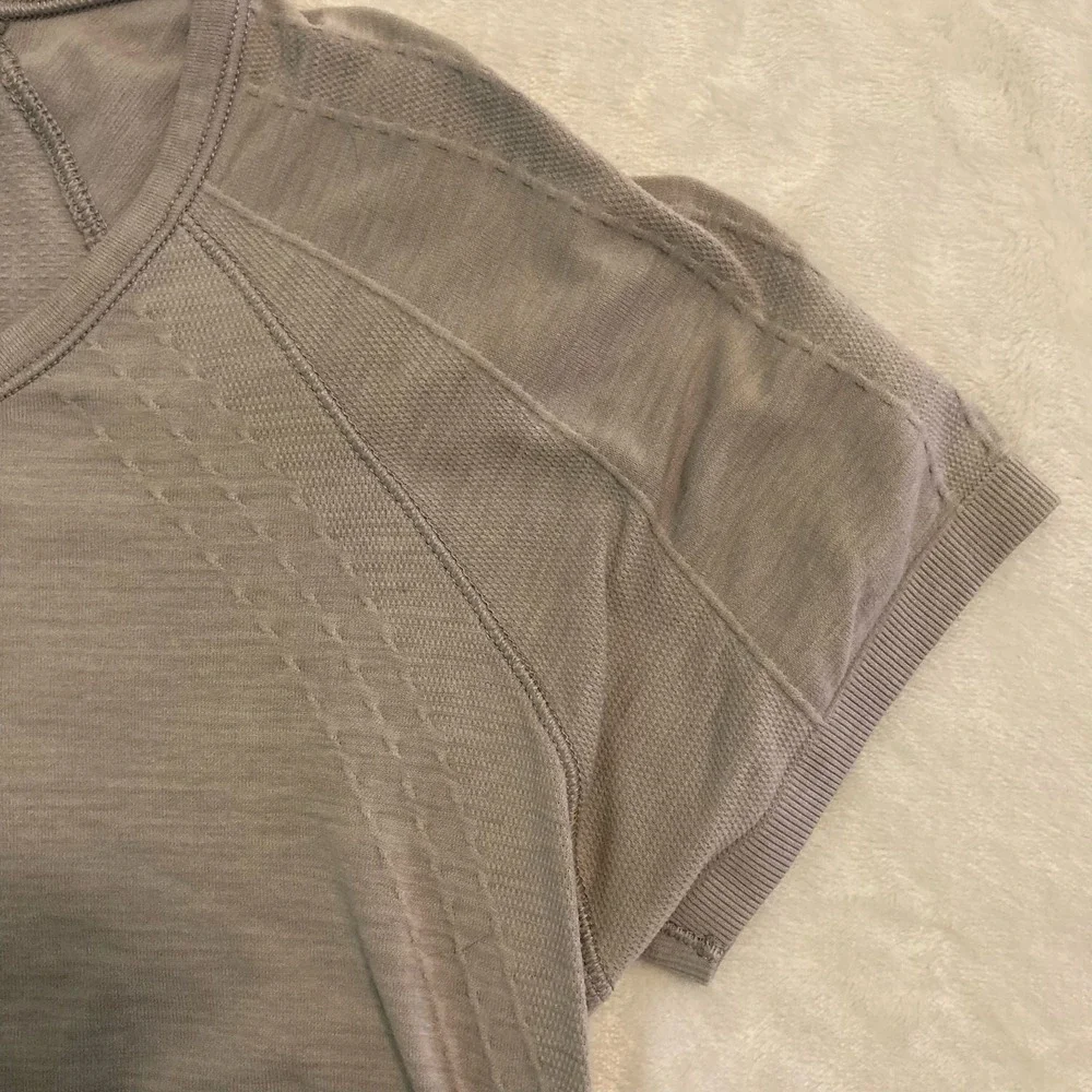 Athleta Wick and Vent Women's Gray Tee Small